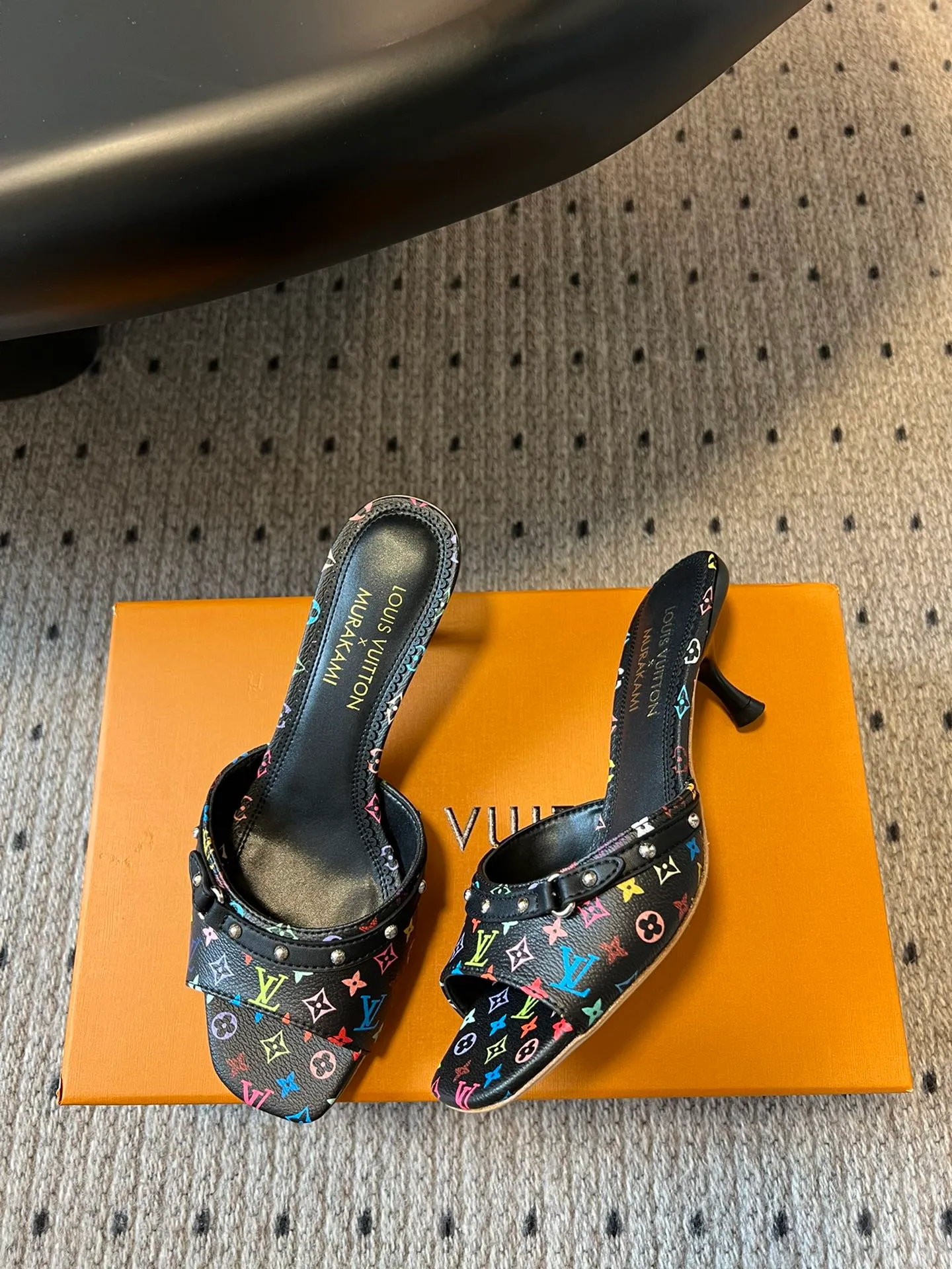 👟👟Ex-factory price 480👟👟 * 25ss spring and summer new style black and white three-color cat-heeled flat sandals. It is difficult not to doubt whether it borrowed from the Tang Dynasty's Tang Sancai as a basis and innovated it into the classic LV logo. It used color and the large area of ​​the upper as a contrast to create a white or black three-color element style on the upper, creating another classic style! Super greasy on feet! Indescribable fashion! It’s easy to match every day, and it’s very relevant to the changes and development of the times! Kitten heels are super easy to wear and give your feet a full summer vibe! Material: Original customized fabric Lining: Cow lining Outsole: Genuine leather outsole imported from Italy Shoe size: 35-41 (40.41 customized non-returnable